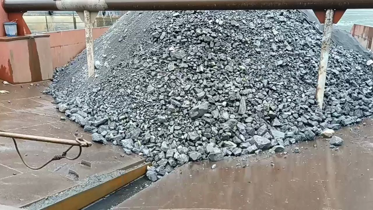 Barge unloading 3000 tons of large ore !  The ore is difficult to move on the conveyor
