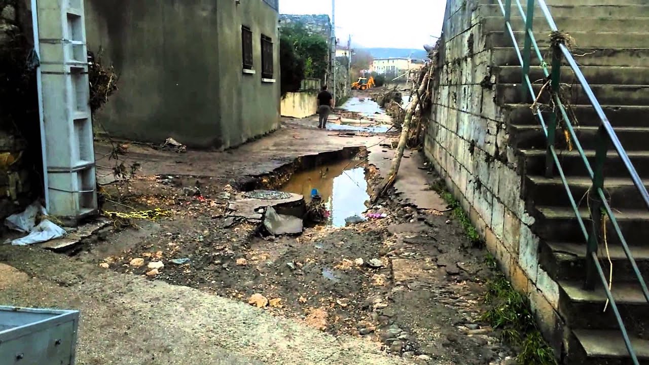 cru les inondations à Bédarieux Highlander le quai a été inondé
