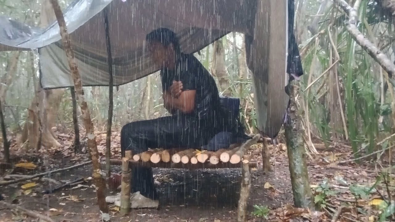 SOLO CAMPING HUJAN DERAS-SUARA HUJAN DAMAI-ASMR-TIDUR NYENYAK DI PONDOK KAYU