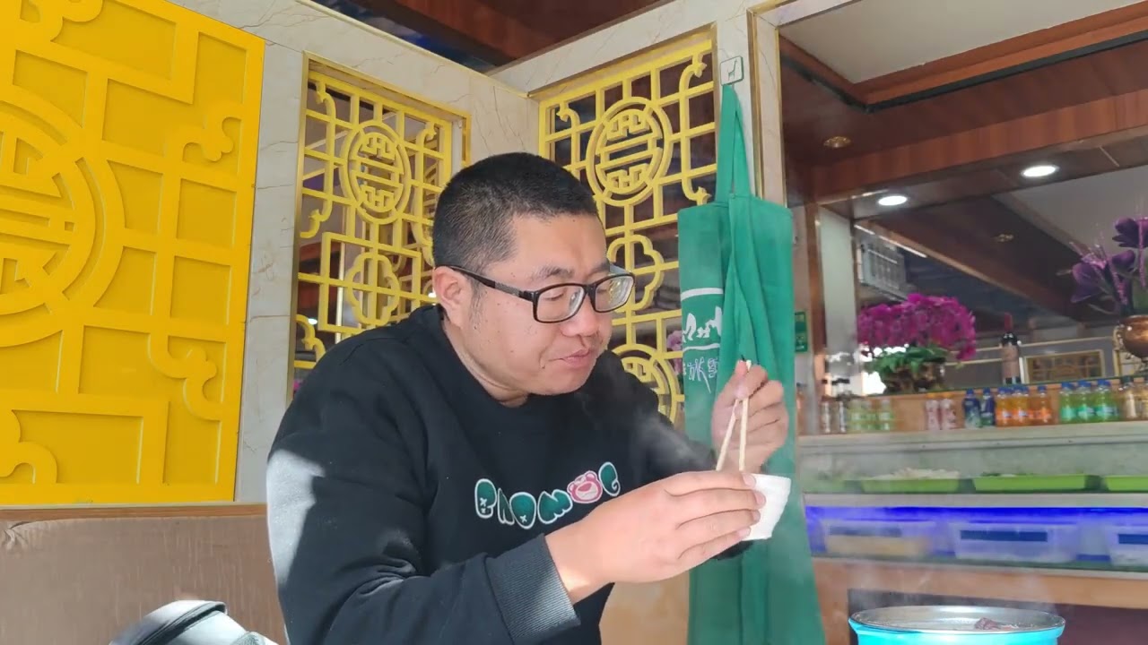 在西藏日喀则市，尝一下57元藏式自助小火锅，吃牦牛肉一顿顶三顿