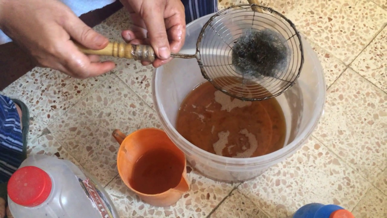 عمل الصابون من زيت القلي طريقة سهلة  making soap from oil easy way