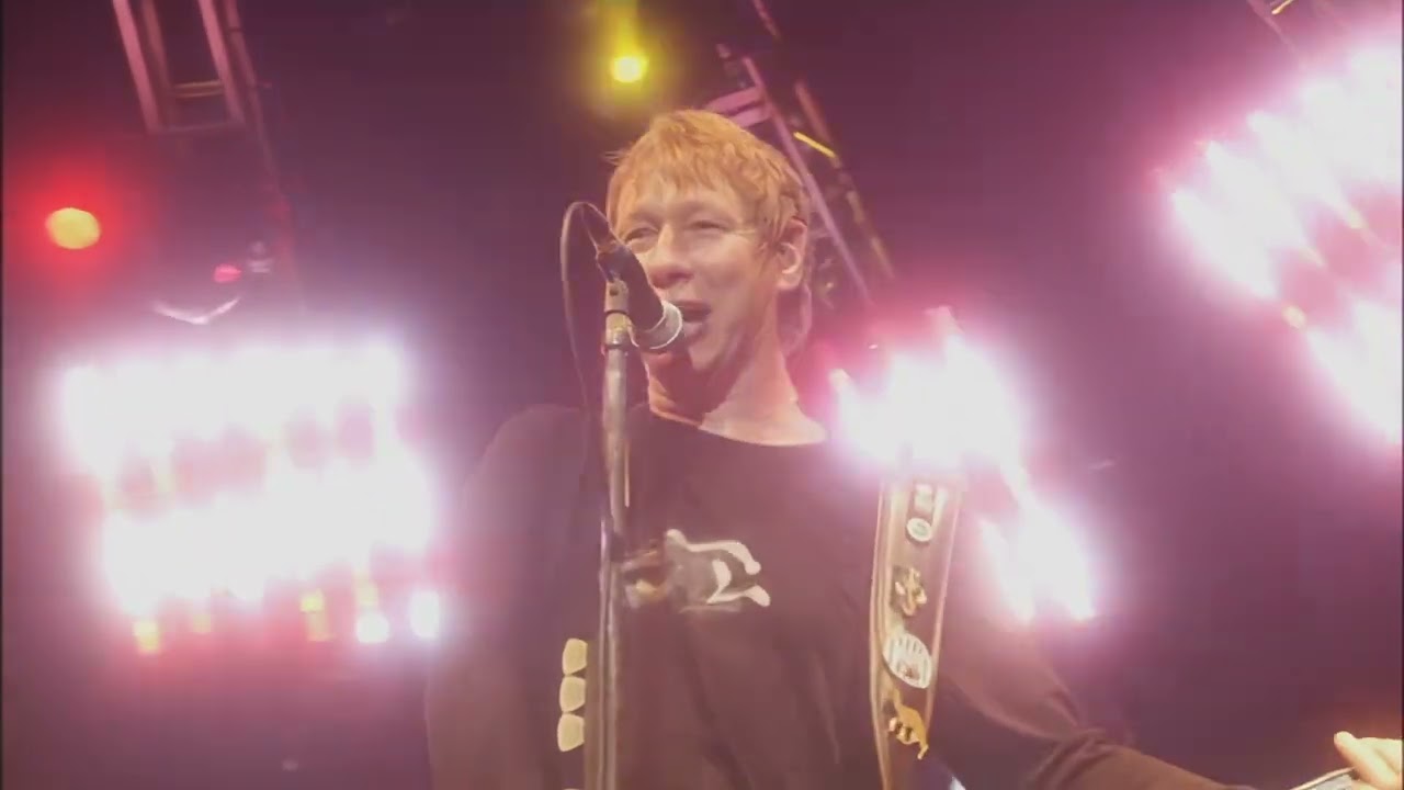 Status Quo - Rockin' All Over The World (Just Doin' It Live)
