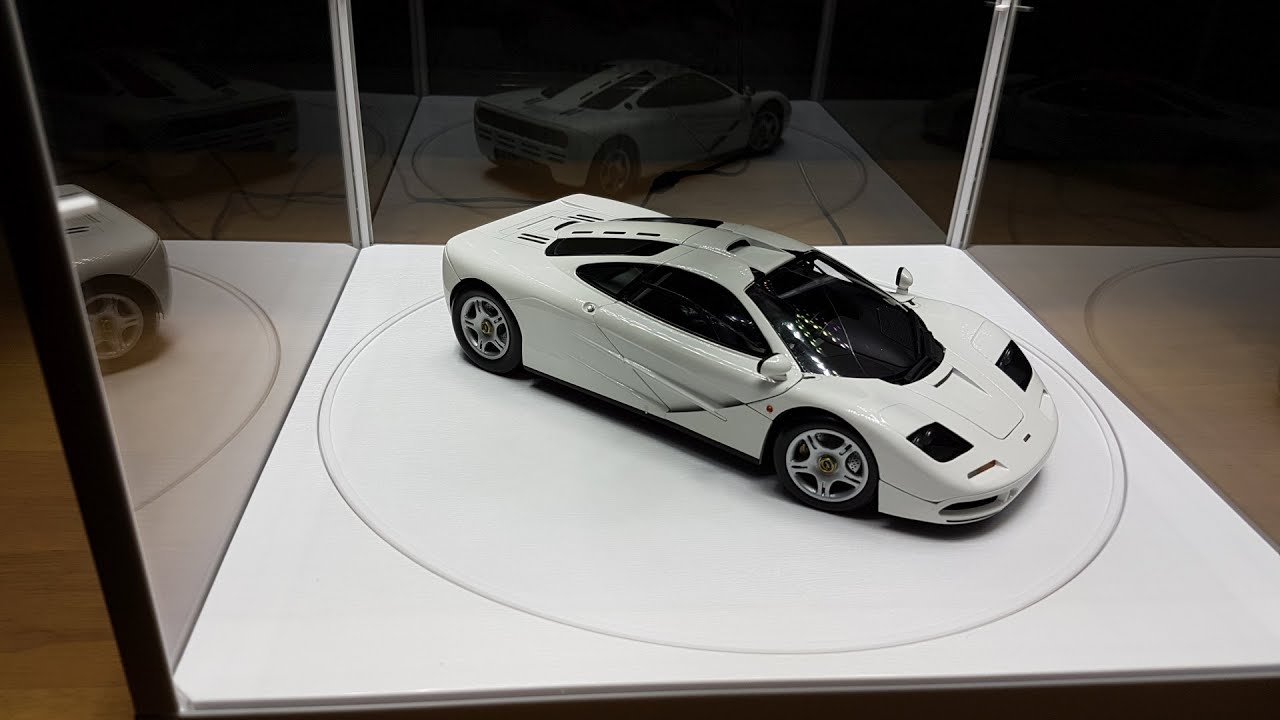 Triple9 LED Showcase w Rotary Table, McLaren F1 and BMW F31 1/18 Modelcars