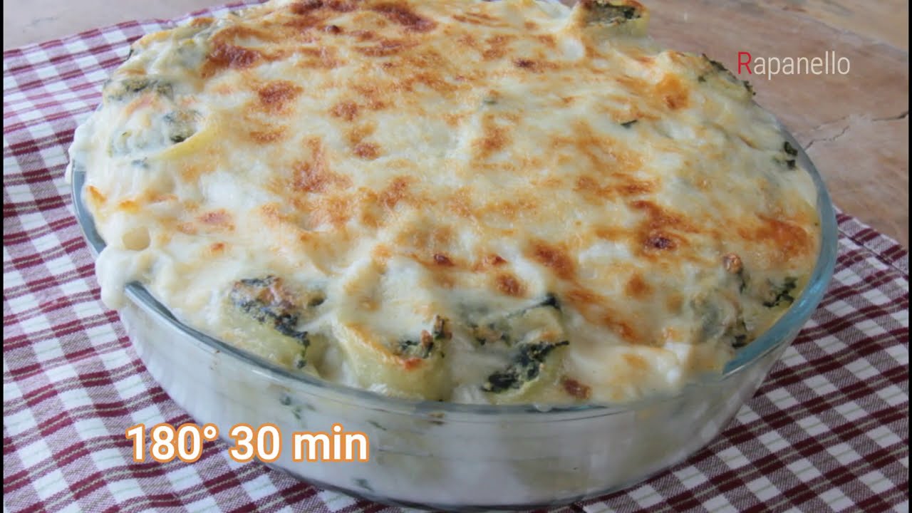 Запеченная колбаса с макаронами и шпинатом