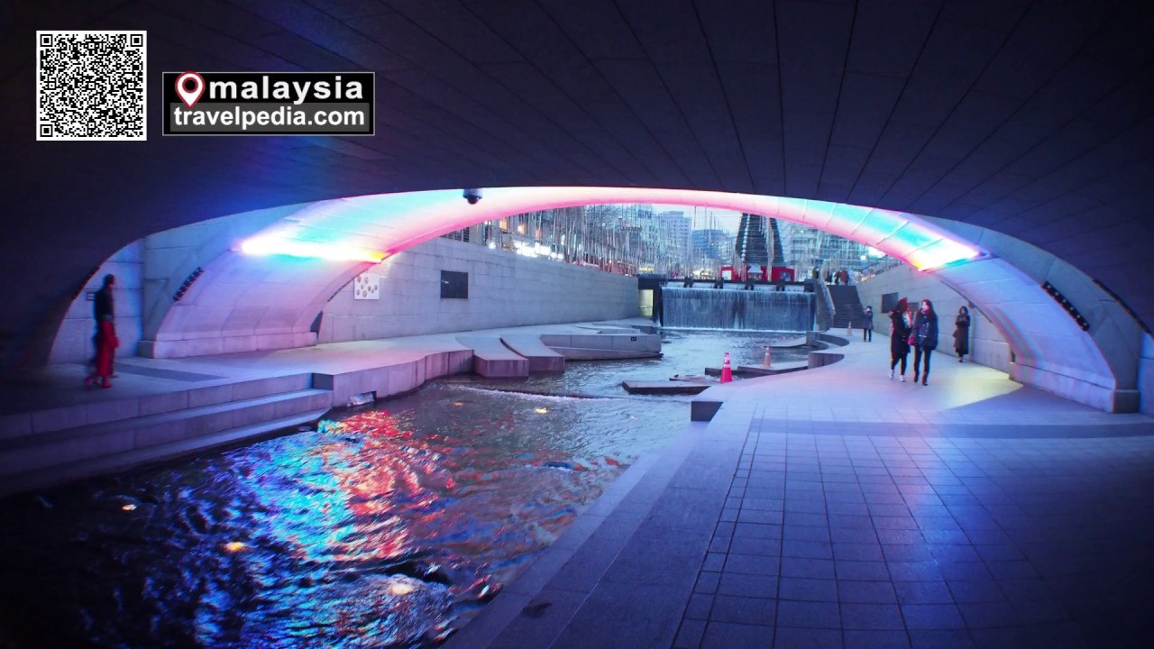 Cheonggyecheon Stream & Cheonggye Plaza in Seoul, South Korea