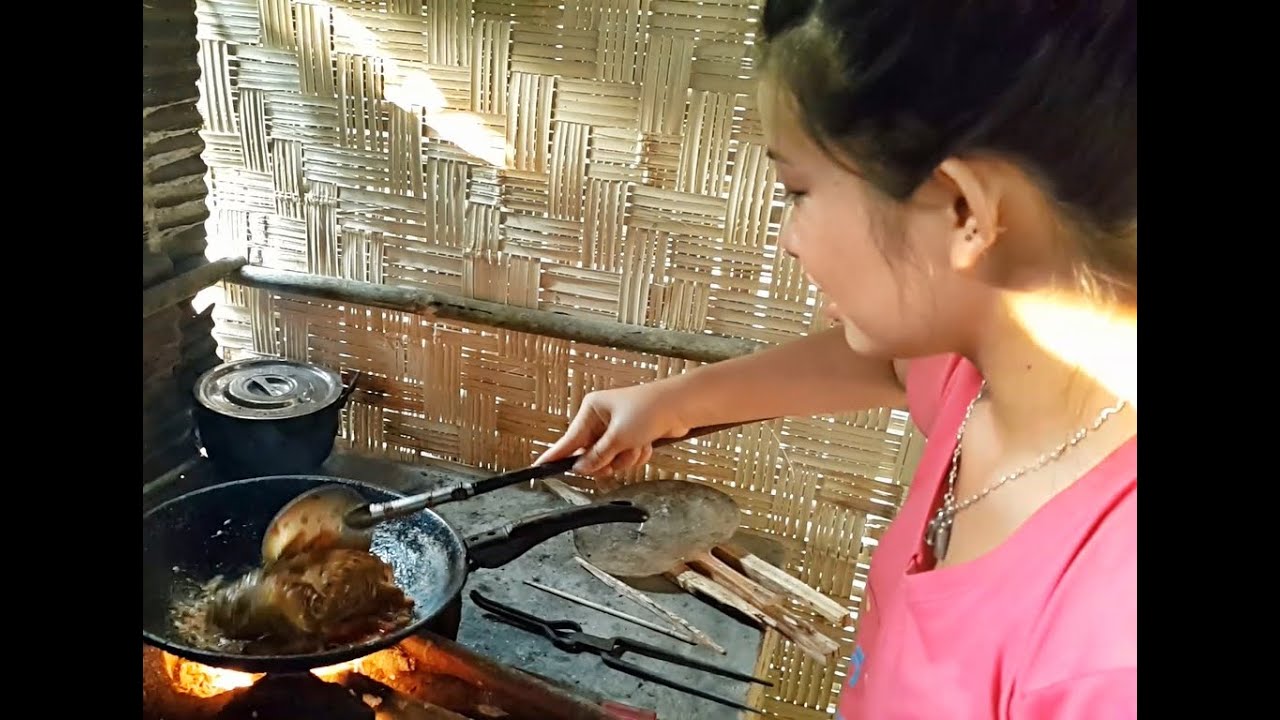 ส้มตำลูกหม่อน ลาบหมูดิบ ปลาราดพริก น้ำพริกมะเขือเทศ หน่อขม ซุ้มข้าวหมู่กับสาวสวยเชียงตุง