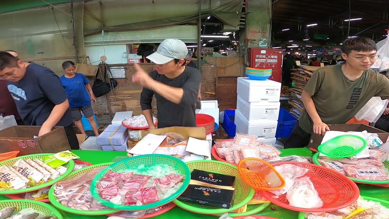 下雨天還帶到200箱貨來 才10點多後面剩不到20箱 安南果菜市場 怡安路102號 士官長海鮮叫賣 海鮮拍賣 叫賣哥 seafood auction