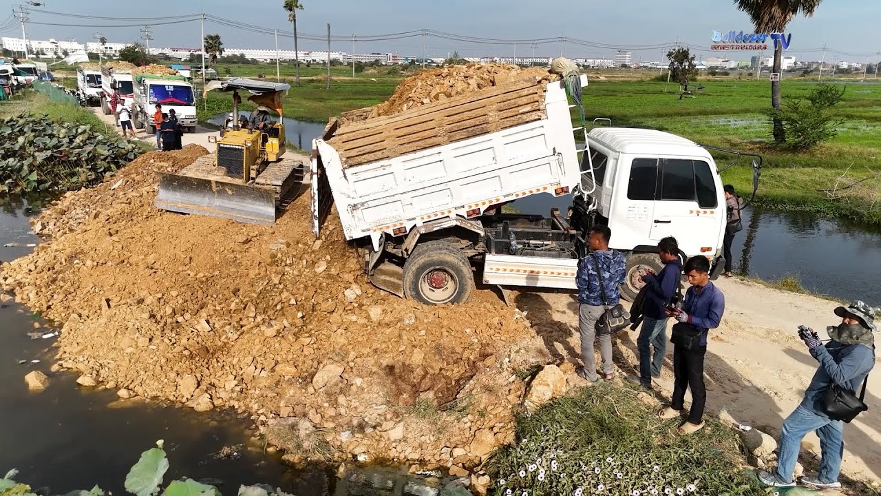 Nicely Start Landfill Task! Good Job Of KOMATSU Bulldozer D31P Push Stone With Team Dump Trucks