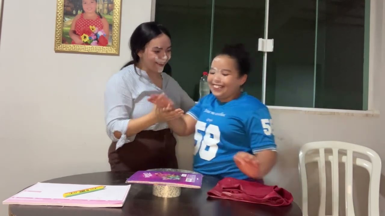 Brincadeira mãe e filha: torta na cara 