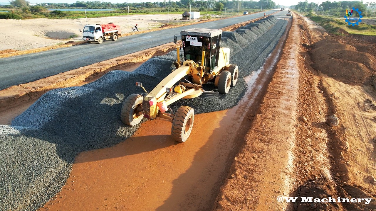 Nice Mixing Process LiuGong Motor Grader Spreading Gravel Build Foundation New Roads Techniques