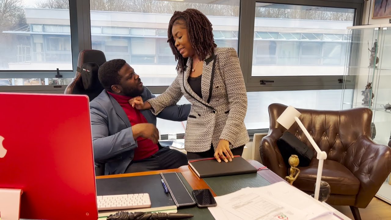 Le patron harcèle sexuellement sa secrétaire 🤬. @pandziraofficiel
