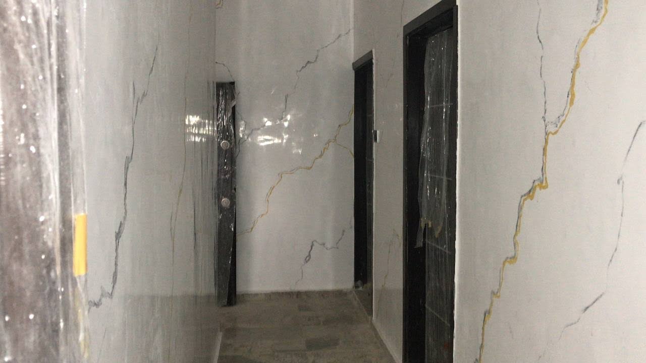 Check Out This Amazing Stucco Glass Painting Job He Did In This Apartment In Edo State, Nigeria.