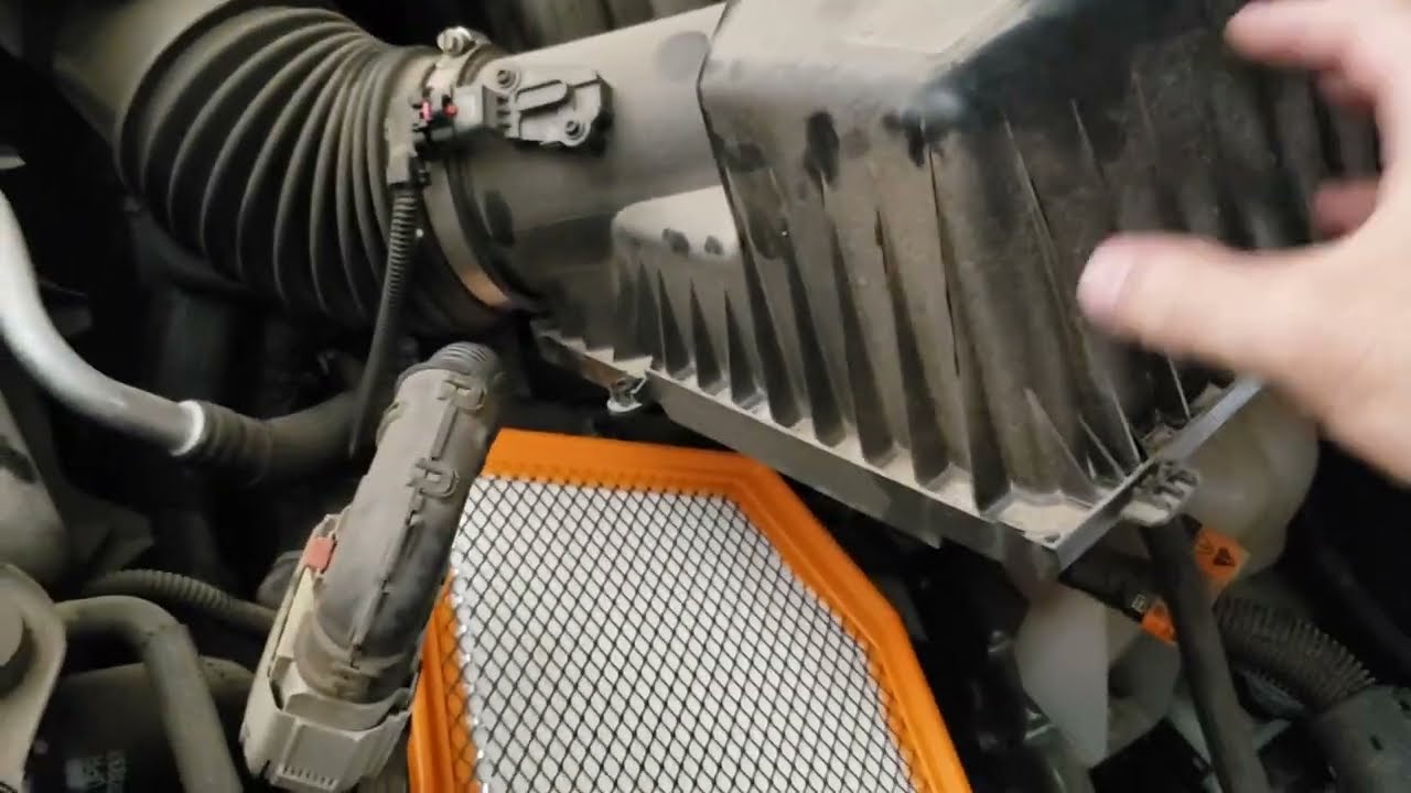 Как снять и заменить воздушный фильтр двигателя на Chevrolet Silverado 2020 года