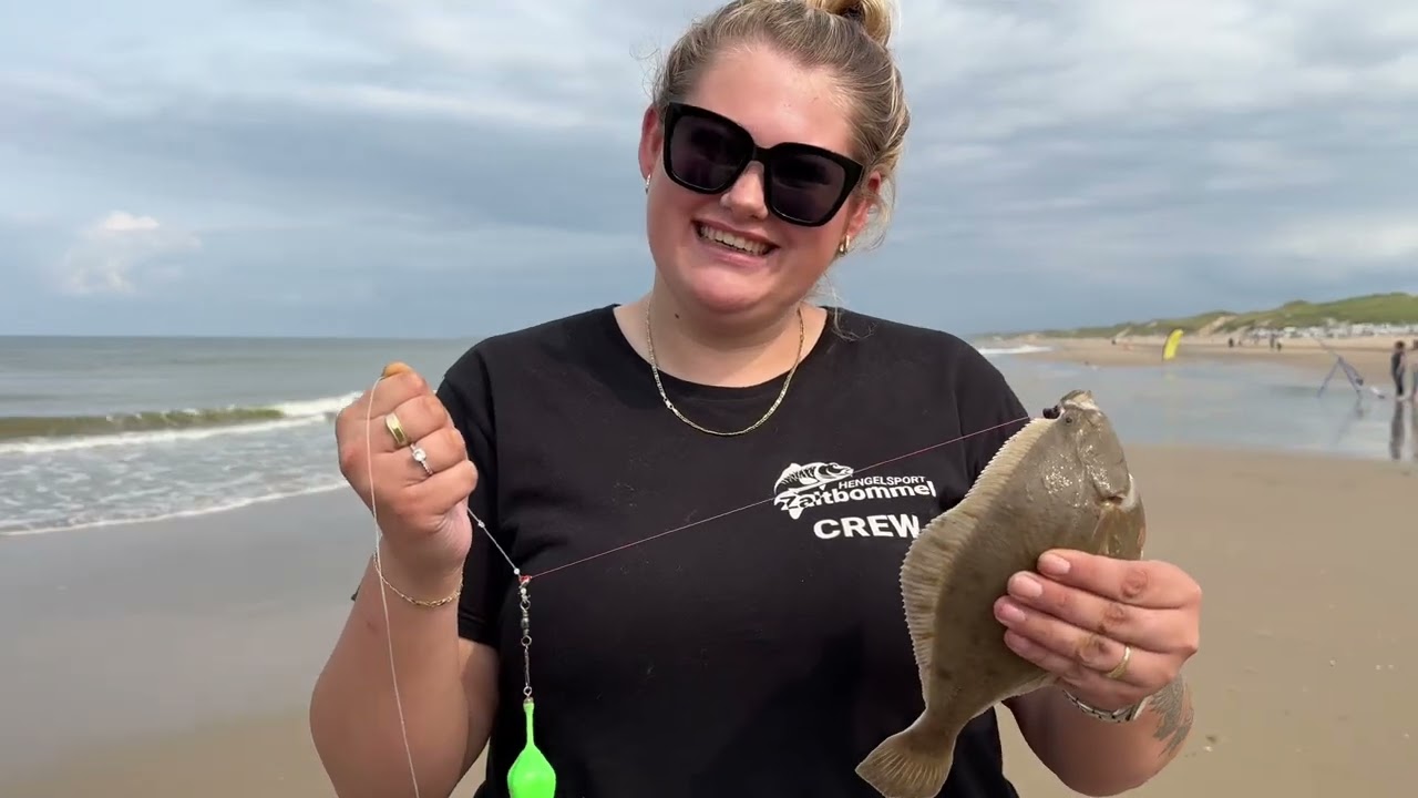 Zeebaars vissen op het strand!