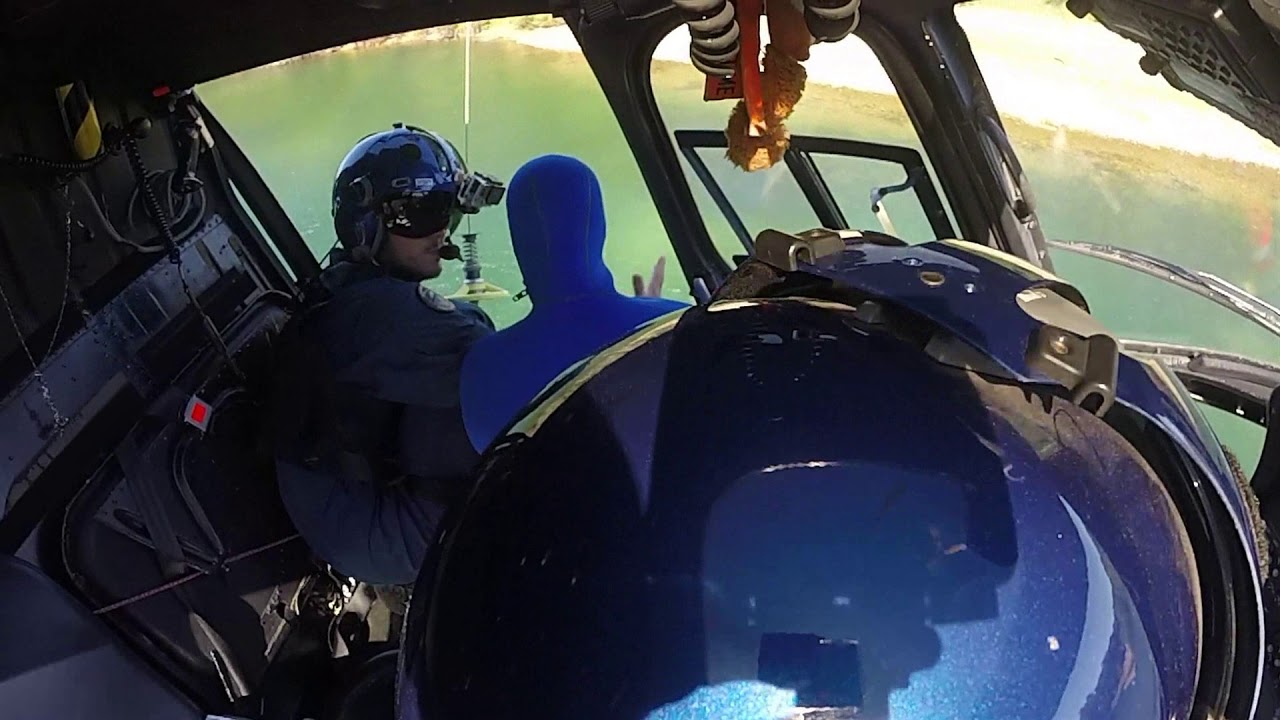 Entrainement à l'hélitreuillage, hélicoptère Écureuil de la Section Aérienne Gendarmerie de LYON.