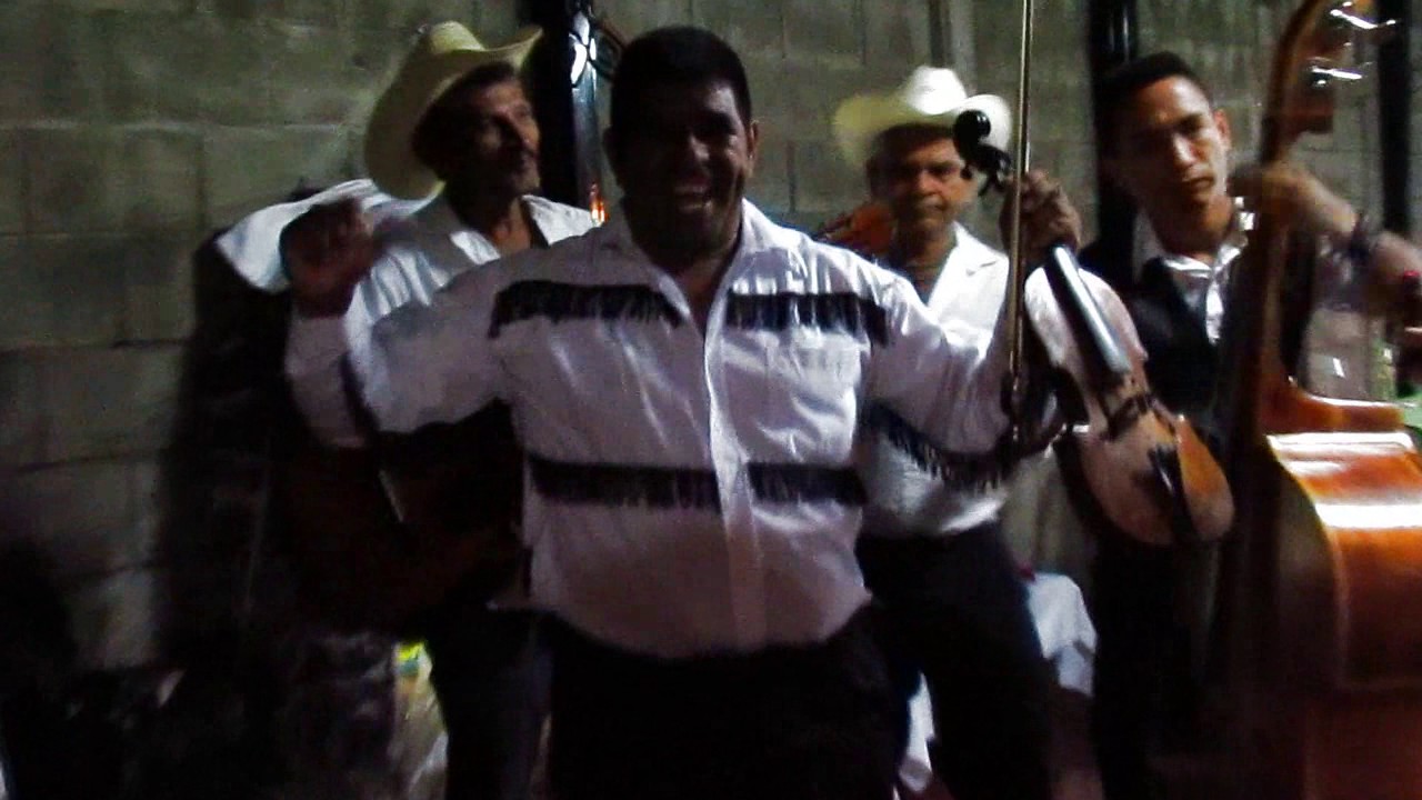 Ilobasco - Bailando Molienda - Grupo de Cuerdas  Los Ramírez ( Sin Efectos )