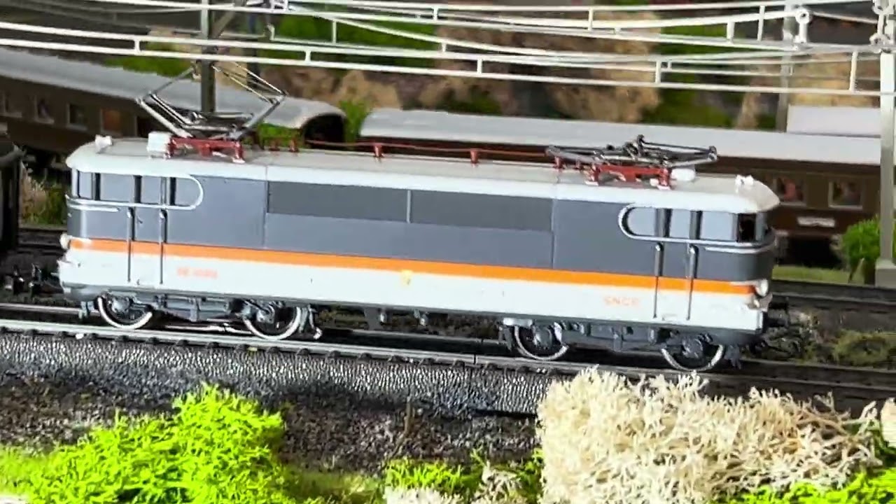 Märklin H0: SNCF „Corail“ Waggons Nr. 4161, BB 9280, E10, V200