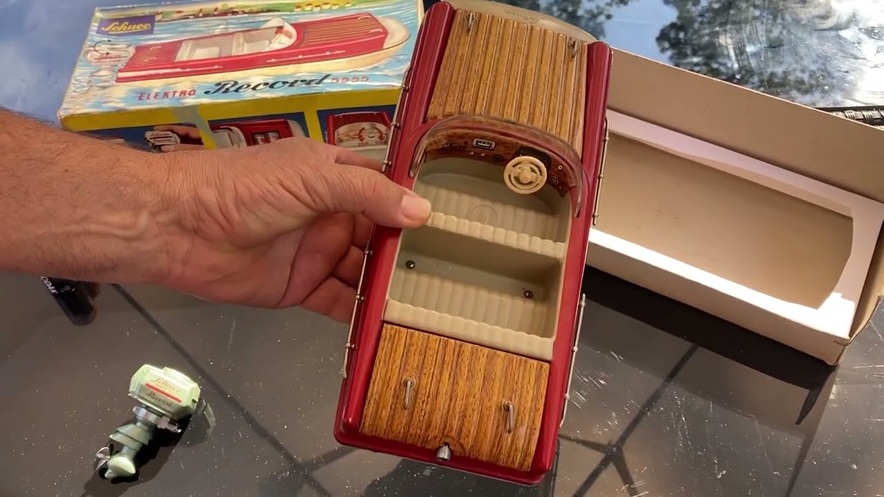 VINTAGE BOXED SCHUCO PLASTIC AND TIN ELEKTRO RECORD NR. 5555 SPEED BOAT W/OUTBOARD ENGINE. WORKING!