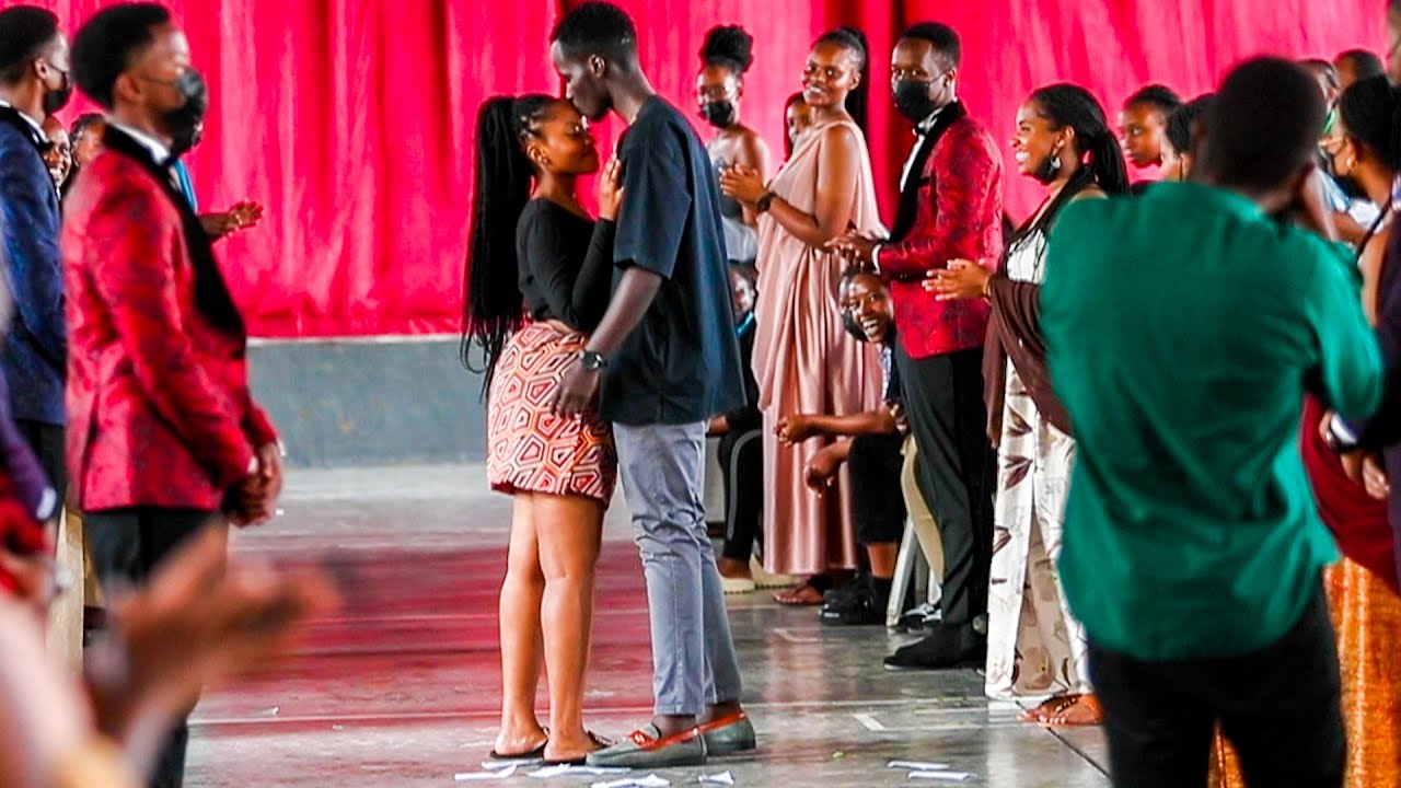 🚨NTUCIKWE: Abana ba Riviera High School bidagadura mu mico itandukanye