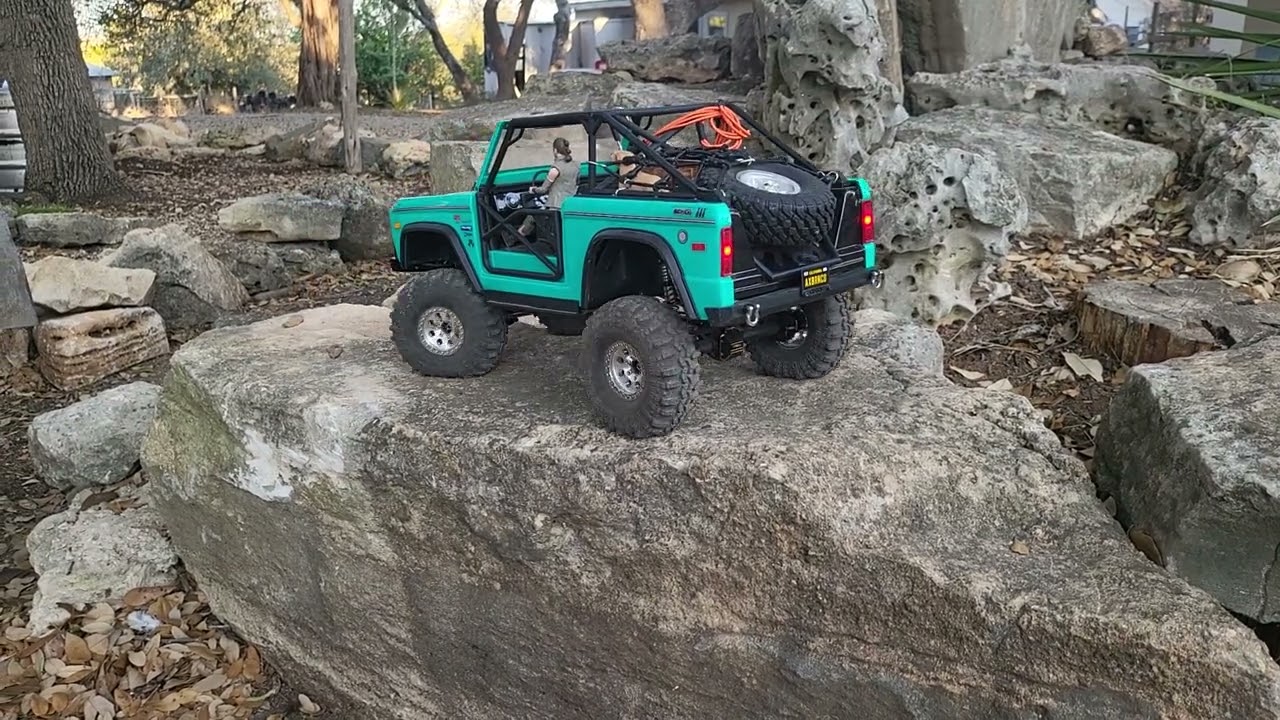 Rey on Ridley crawling with Leia axial scx10 iii 