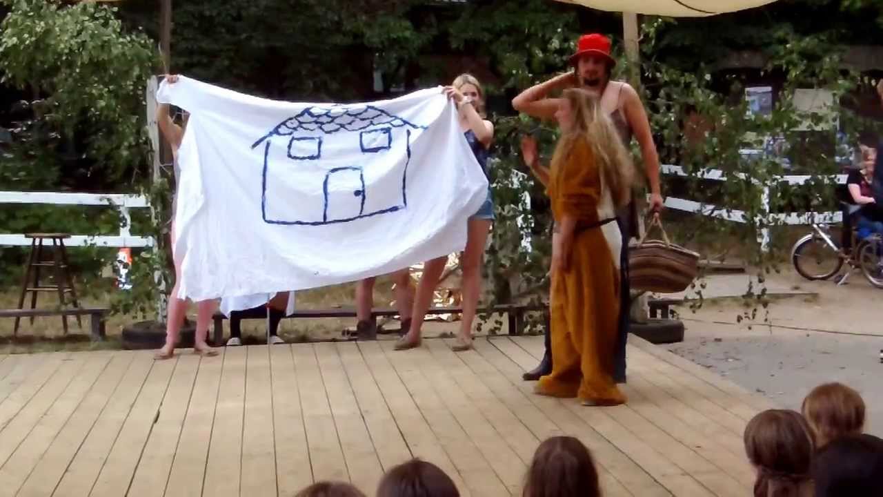 Rotkäppchen vorführung der Betreuer auf dem Kameruner Sommerfest 2013