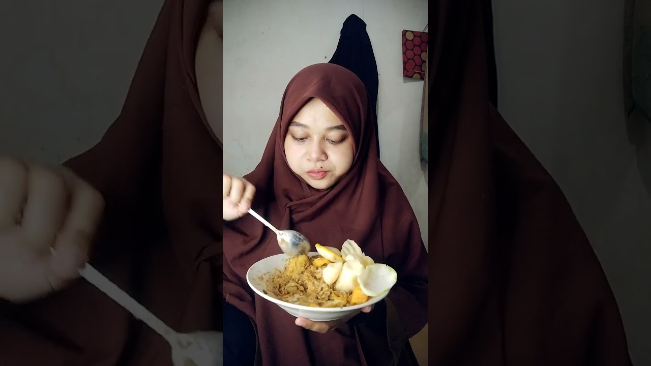 RELA ANTRI DEMI BISA MAKAN KETOPRAK YANG SELALU RAMAI 