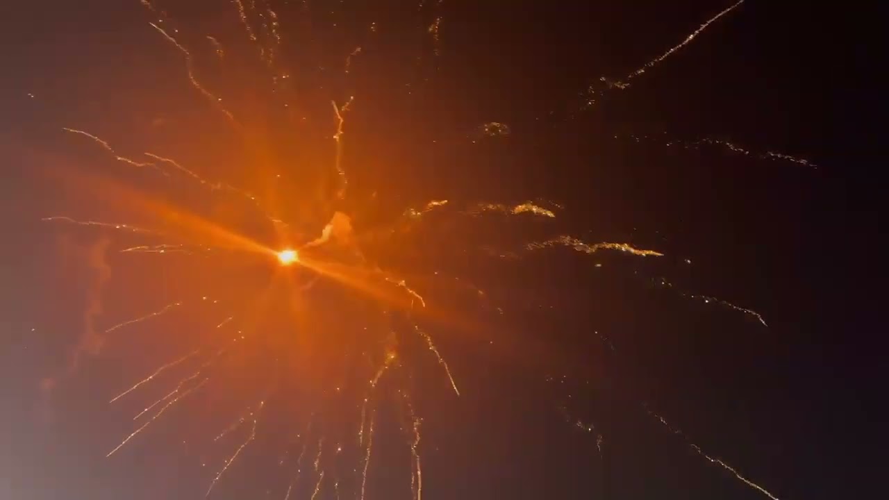 Fantastic, 72 skuds Compoundbatteri fra Riakeo Fireworks af til nytår i Kolding 2025/2026.