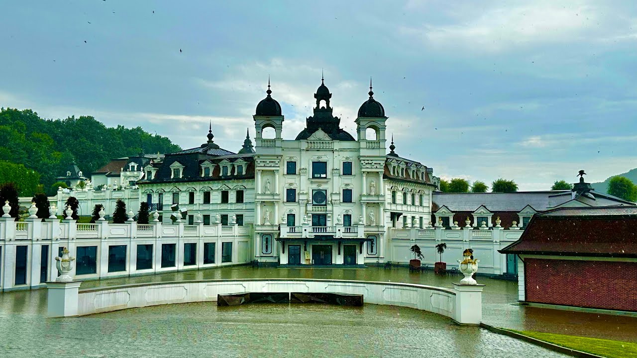 Магія дощу в Edem Resort: арт‑скульптури й коні серед величних замків #львівяквінє #lvivskijbatyar