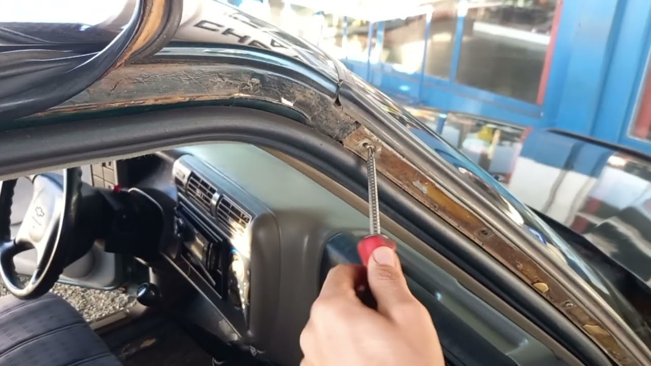 Por onde entra agua nos pés na S10 antiga / Trocando parabrisas da S10