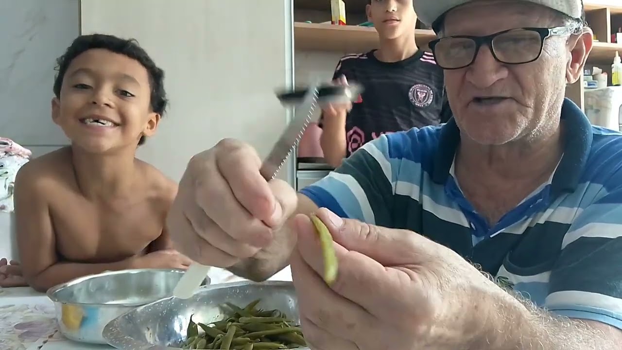 O a vó ensinando a vida da roça para os netos como é bom 