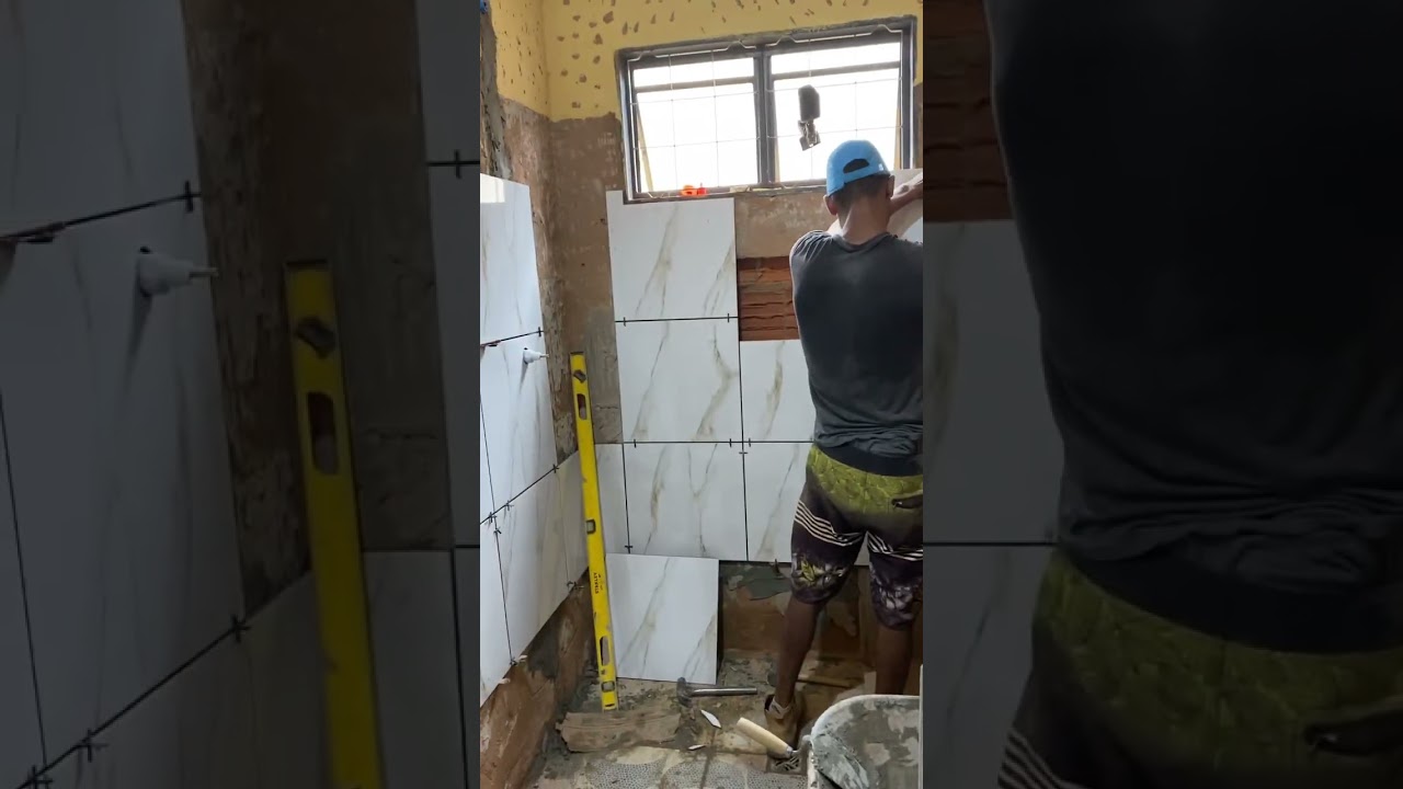 Colocando Cer&acirc;mica no banheiro👷🏻￼