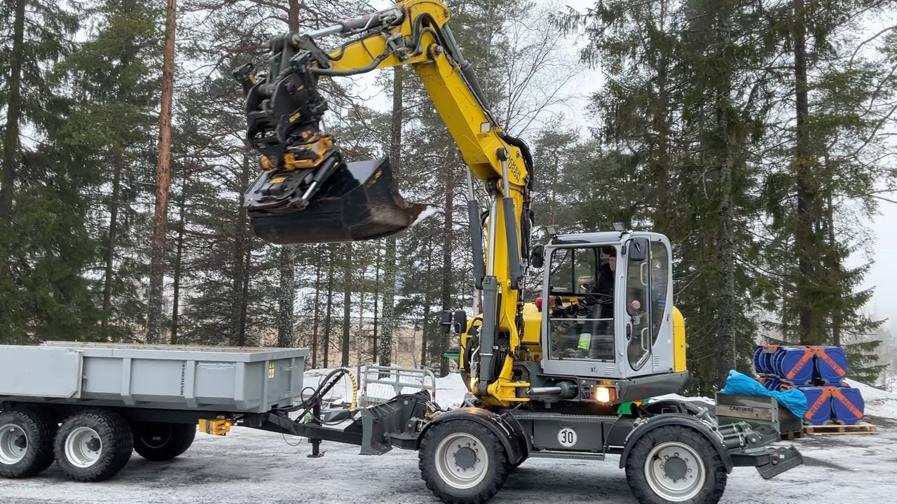 K&ouml;p Gr&auml;vmaskin Wacker Neuson EW100 med vagn och flera redskap p&aring; Klaravik