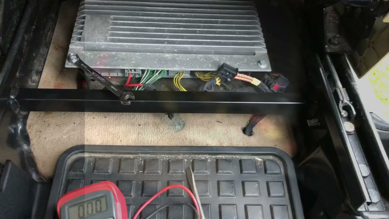 2005 Land Rover LR3 radio amp removal and a couple of simple checks