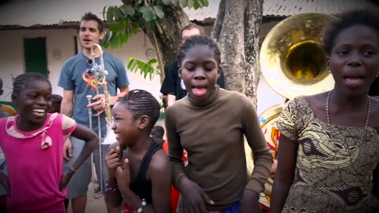 Tamboufanfare joue Fatou yo à Abene Casamance Tour
