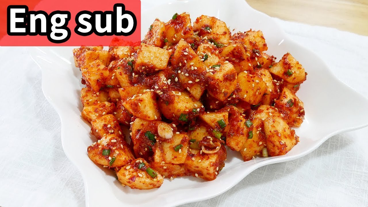 Cubed Pear Kimchi (Bae ggakdugi: pear kimchi)