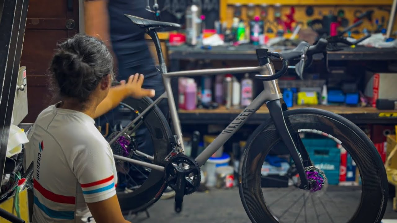 Велосипед для шоссе, изготовленный на заказ, подходит для трех видов спорта.