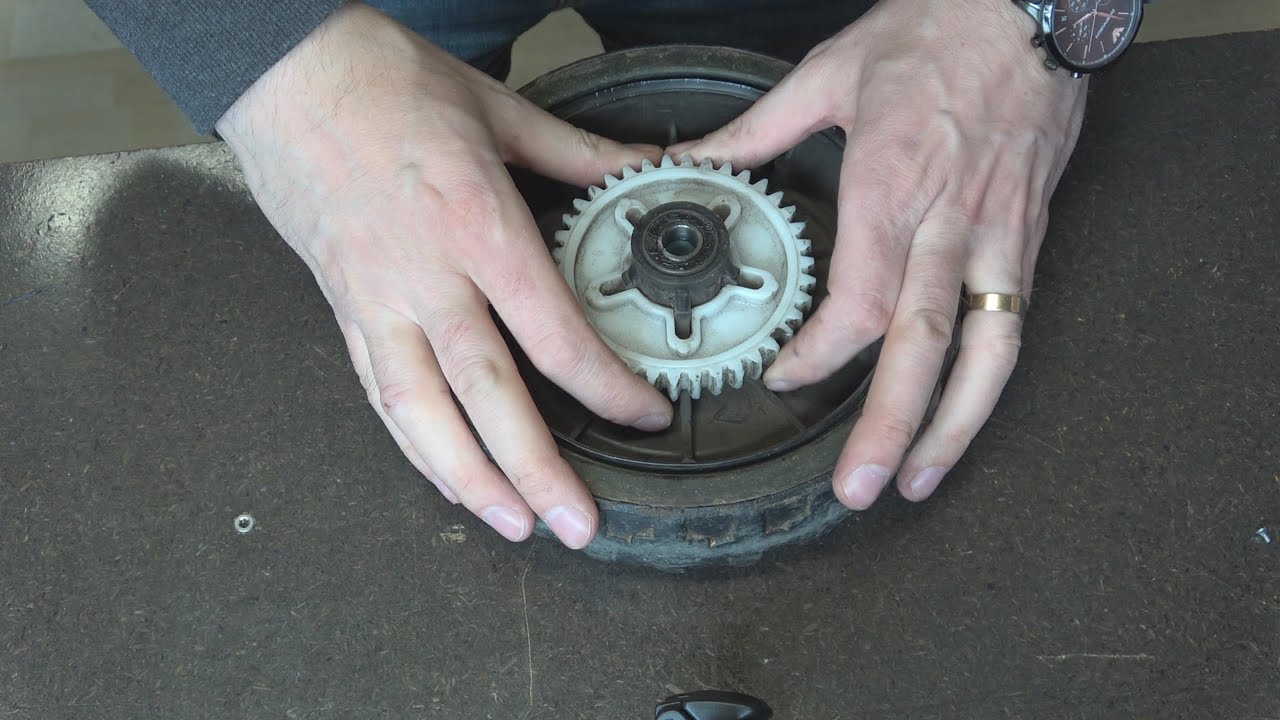 Så byter man kuggkrans på Stiga gräsklippare samt renoverar kullager