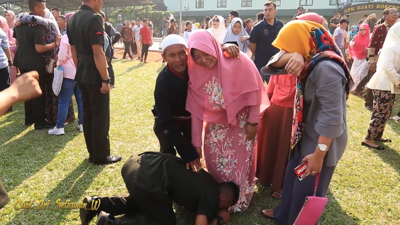 Momen Haru Saat Prajurit TNI Bertemu Dengan Orang Tua