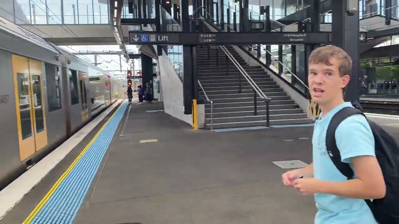 Train at Sydenham Station 🚉 