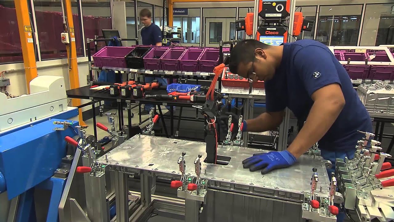 Production of the BMW C evolution - Assembly of High-Voltage-Batteries | AutoMotoTV