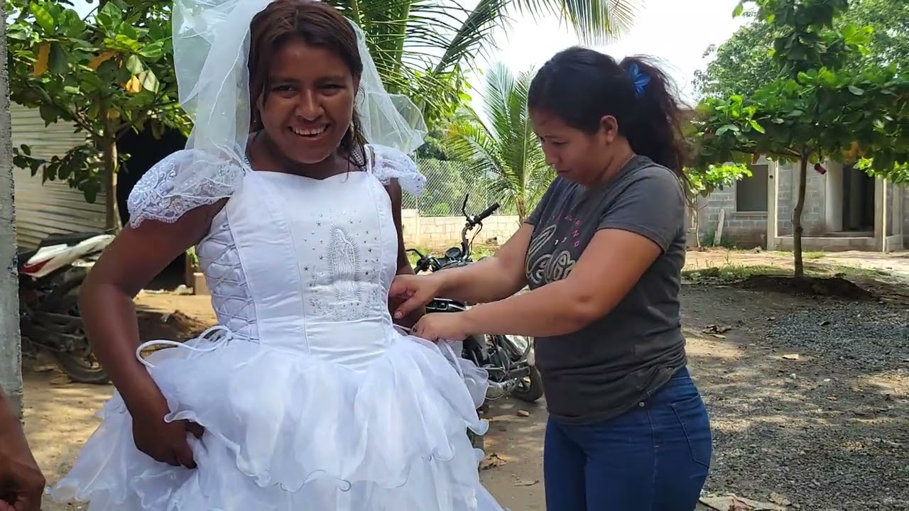 ELIZA muestra como le queda el vestido y hasta KARINA le dieron ganas de casarse