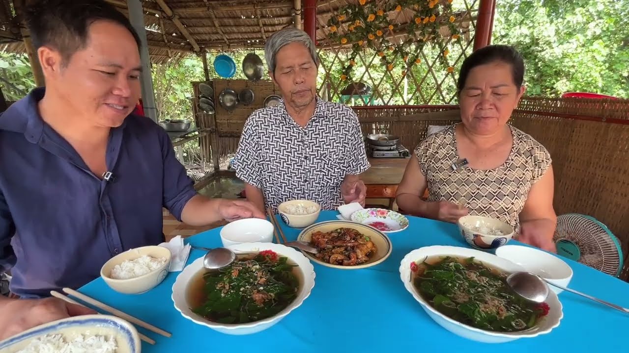 Quá đỗi vui mừng khi con trai dở lờ trúng mẻ cá  và bữa cơm đồng quê ngon nhất￼