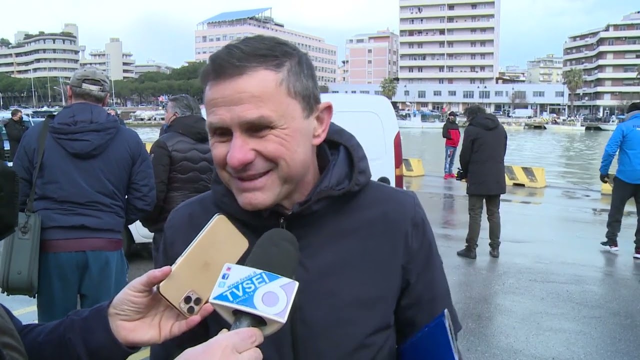 La marineria di Pescara riconsegna documenti a Capitaneria di Porto
