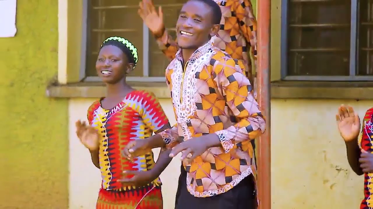 Tukiangalia Watu wa Leo ( Choir Yesu Yuhai Vidoe 2020) 