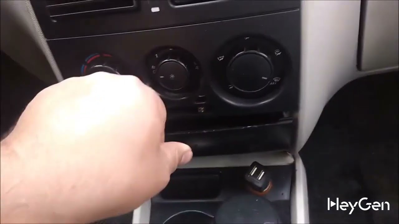 قم بإزالة اللوحة الأمامية لمكيف الهواء