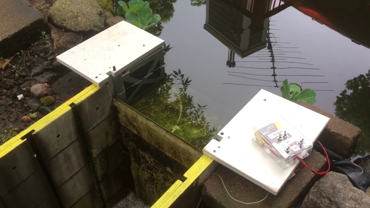 Motorized miter gates on the lock chamber