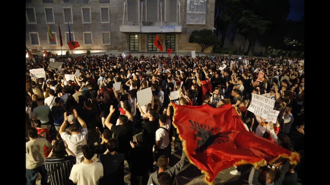 &Ccedil;&rsquo;ndodh sot n&euml; Vlor&euml; e Tiran&euml;?Rama takon banor&euml;t e Zv&euml;rnecit: Irani pas luft&euml;s.Protesta n&euml; dit&euml;n e 6