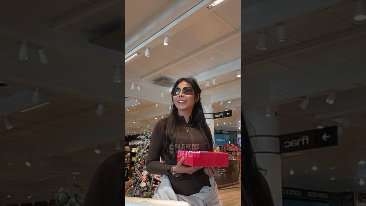 Maeva Ghennam fait sentir son parfums aux employ&eacute;s de l&rsquo;a&eacute;roport de Paris ! #MaevaGhennam #Parfum