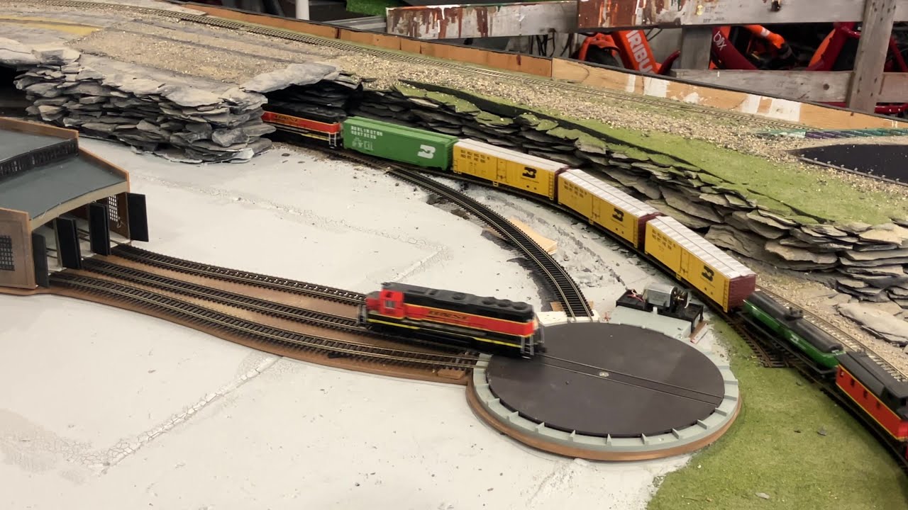 Депо с поворотным кругом масштаба HO... ГОТОВО... Вперед!