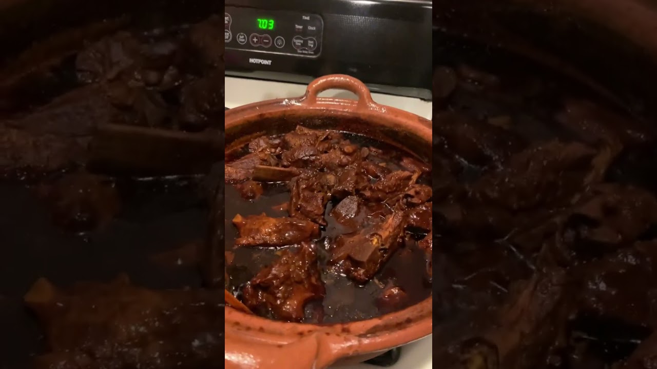 Un rico mole de puerco  #mole  #rojo #puerco #comidamexicana  #riquisimo  #rico #4you #viral #fyp